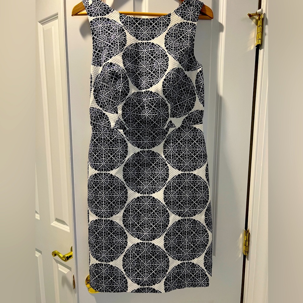 The Limited women’s sleeveless sheath dress (missing belt)  Size 8/ navy & white